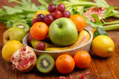 Masanın üzerine çeşitli meyve