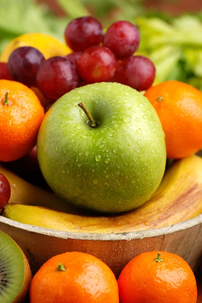 Frutas surtidas en la mesa — Foto de Stock