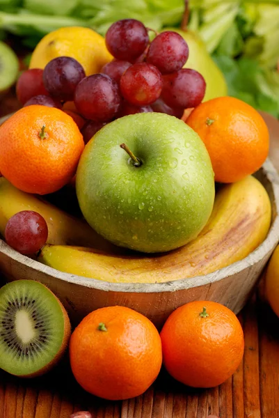 Frutas surtidas en la mesa — Foto de Stock