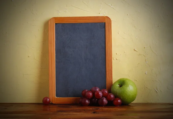 Blackboard and fruit — Stock Photo, Image