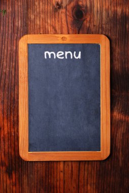 Masanın üzerine yazı tahtası