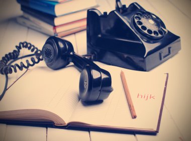 siyah retro telefon