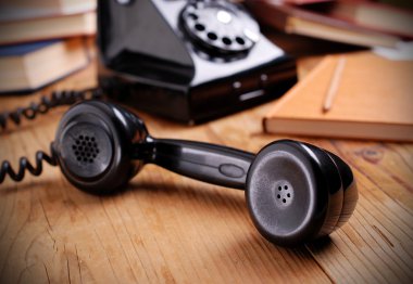 siyah retro telefon
