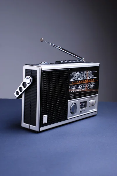 Gri arka planı olan Retro radyo — Stok fotoğraf