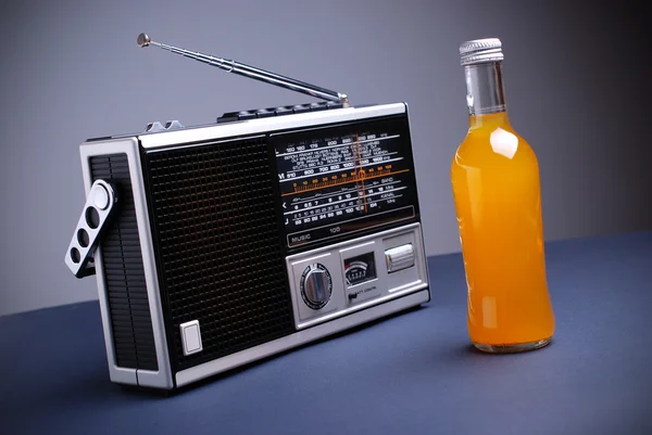 Rádio retro com o fundo cinza — Fotografia de Stock