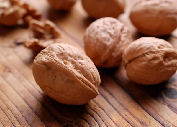 Vlašské ořechy na stole — Stock fotografie