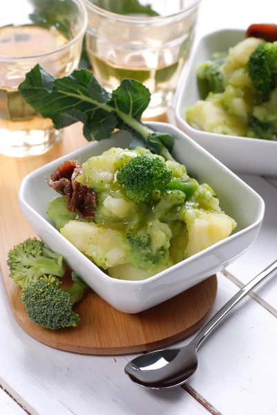 Zupa z ziemniakami i brokułami — Zdjęcie stockowe