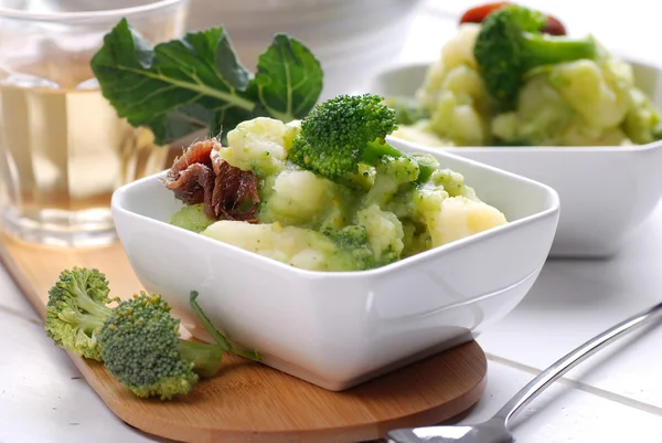 Sopa com batatas e brócolis — Fotografia de Stock