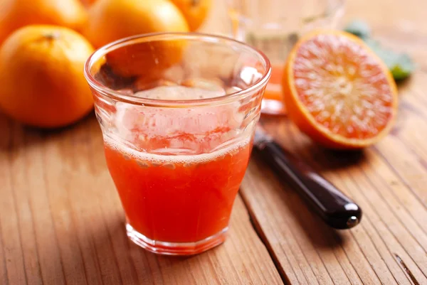 Jugo de naranja en el vaso — Foto de Stock