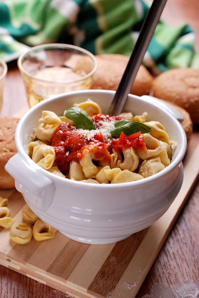 Tortellini com molho de tomate — Fotografia de Stock