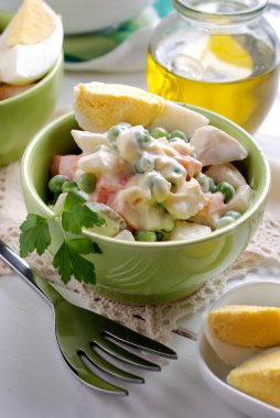 kabın içinde Rus salatası