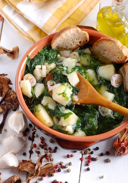 Potato soup and spinach — Stock Photo, Image