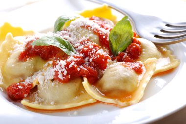 dolması domates soslu ravioli