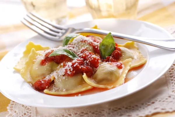 Ravioles rellenos con salsa de tomate — Foto de Stock