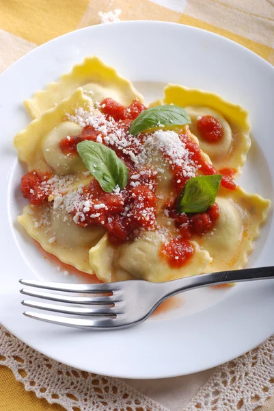 Ravioles rellenos con salsa de tomate — Foto de Stock