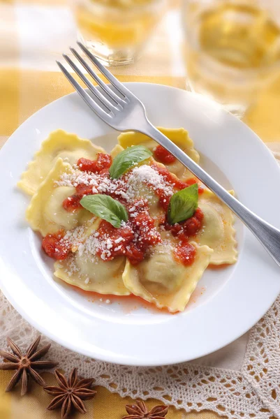 Ravioles rellenos con salsa de tomate — Foto de Stock