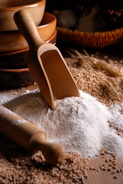 Tarwemeel op tafel — Stockfoto