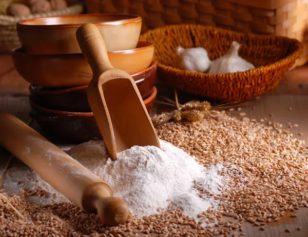 Farinha de trigo na mesa — Fotografia de Stock