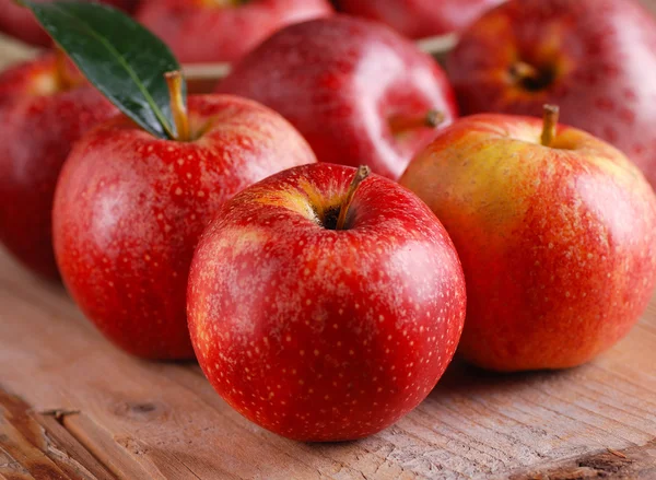 Hög med röda äpplen — Stockfoto