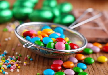 kevgir içinde renkli smarties