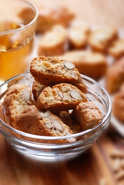 Biscoitos cantucci em tigela de vidro — Fotografia de Stock