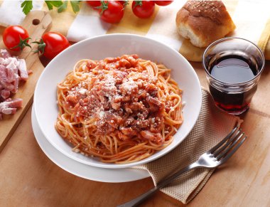 Spagetti amatriciana beyaz plaka
