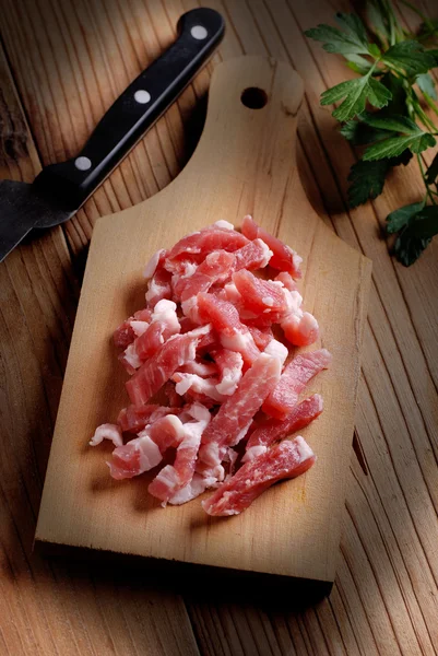 Pancetta di maiale su un tagliere — Foto Stock