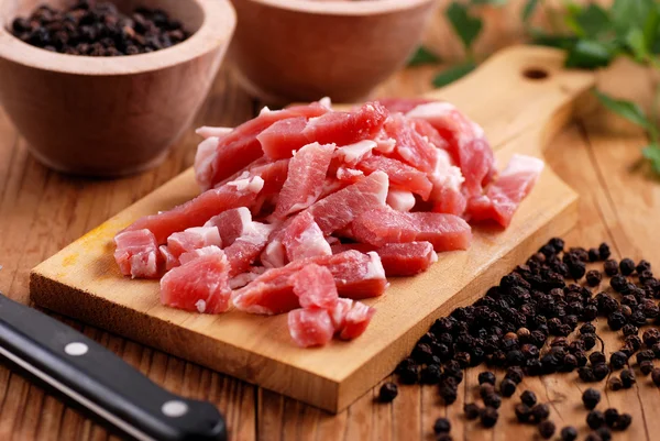 Bacon de porco em uma tábua de cortar — Fotografia de Stock