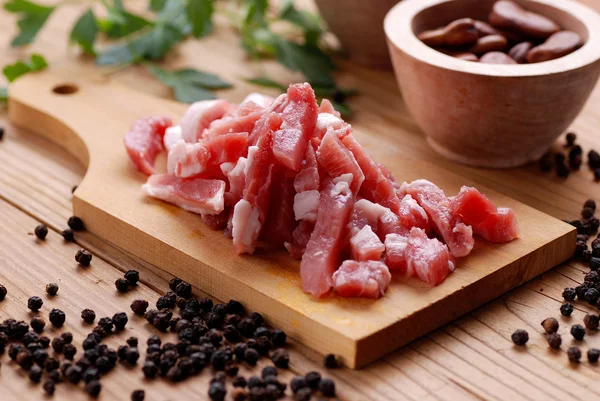 Varkensvlees spek op een snijplank — Stockfoto