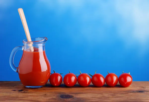 Jugo de tomate en jarra — Foto de Stock