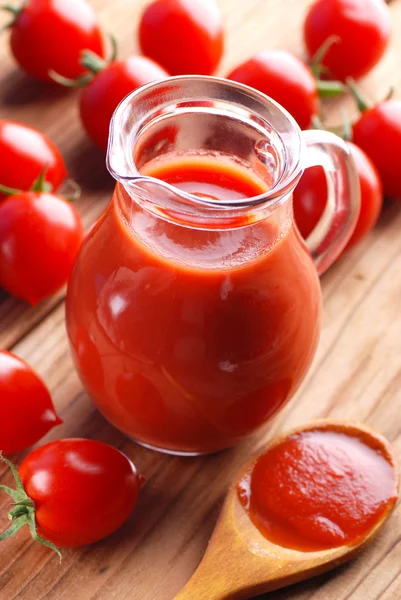 Suco de tomate em jarro de vidro — Fotografia de Stock