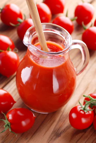 Suco de tomate em jarro de vidro — Fotografia de Stock