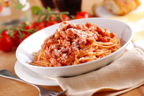 Spagetti amatriciana beyaz plaka — Stok fotoğraf