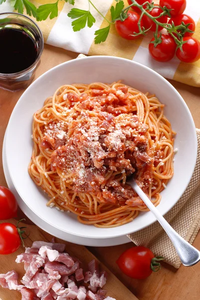 Špagety amatriciana na bílé desce — Stock fotografie