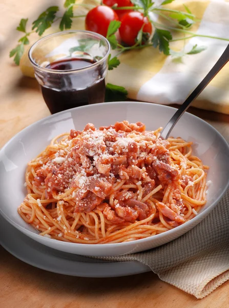 Spaghetti Amatriciana nel piatto bianco — Foto Stock