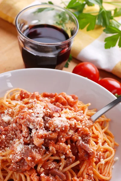 Спагетти Аматрициана в белой тарелке — стоковое фото