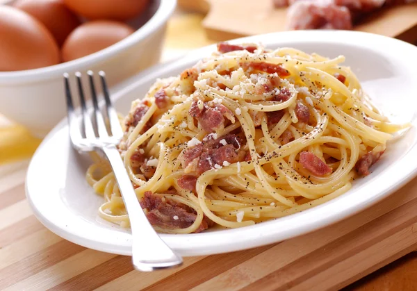 Espaguetis carbonara en un plato blanco — Foto de Stock
