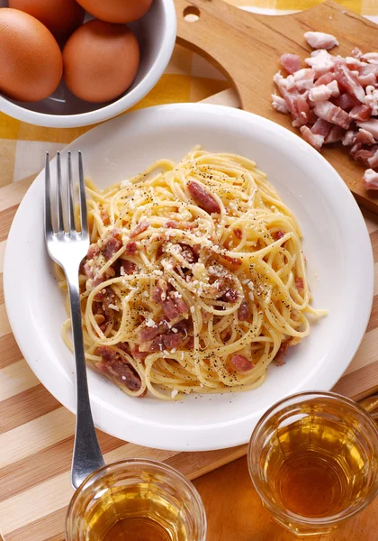 Spaghetti alla carbonara in un piatto bianco — Foto Stock