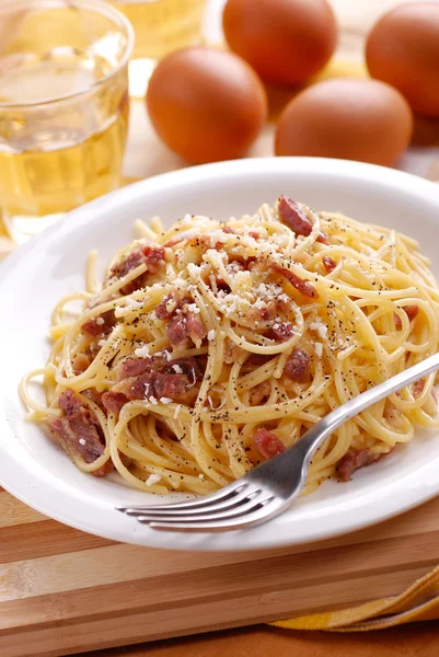 Spaghetti alla carbonara in un piatto bianco — Foto Stock