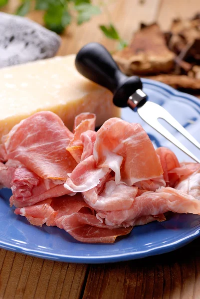 Prosciutto di Parma sul piatto — Foto Stock