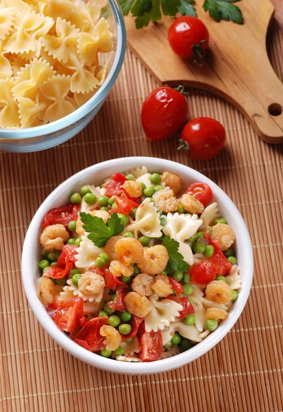 Pasta with shrimp and peas — Stock Photo, Image