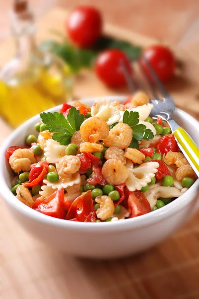 Pasta med räkor och ärter — Stockfoto