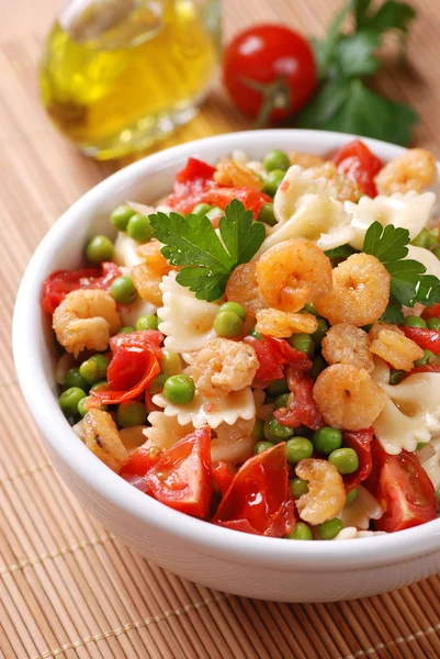 Pasta with shrimp and peas — Stock Photo, Image