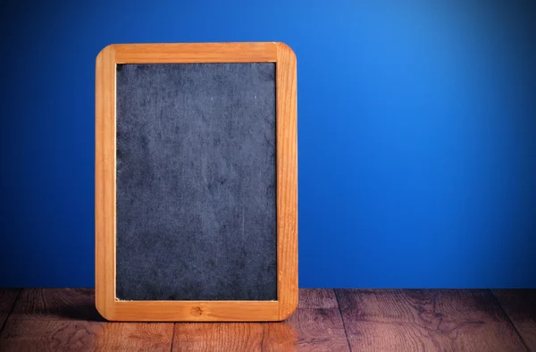 木製テーブル黒板の小さな空 — ストック写真