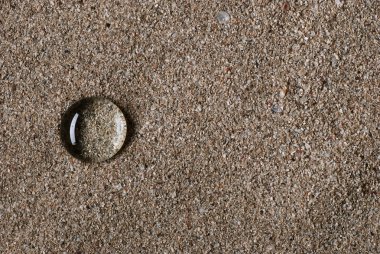 kum üstünde su damlaları