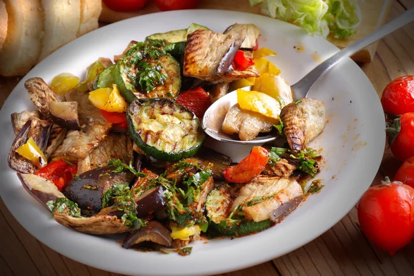 Verduras a la parrilla en el plato —  Fotos de Stock