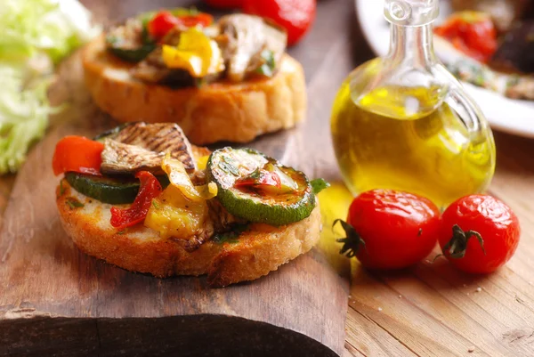 Bruschetta italiana con verduras a la plancha — Foto de Stock