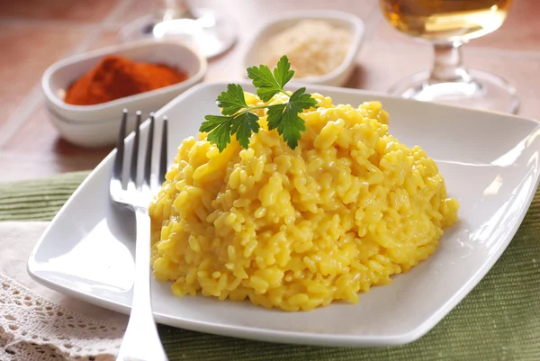 Risotto de azafrán en el plato —  Fotos de Stock