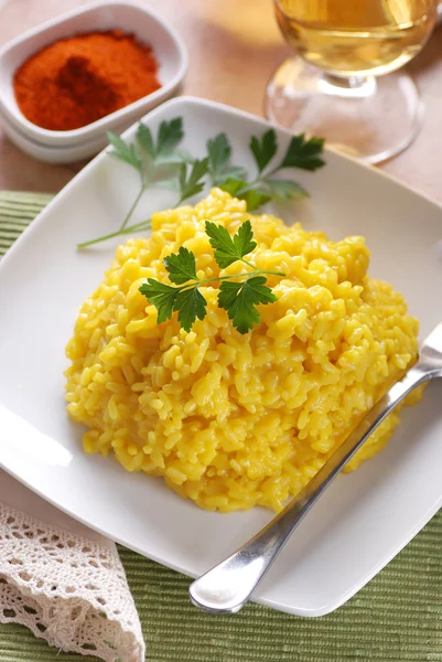 Risotto de azafrán en el plato —  Fotos de Stock