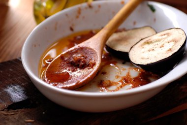 kirli tabak ve mutfak artıkları